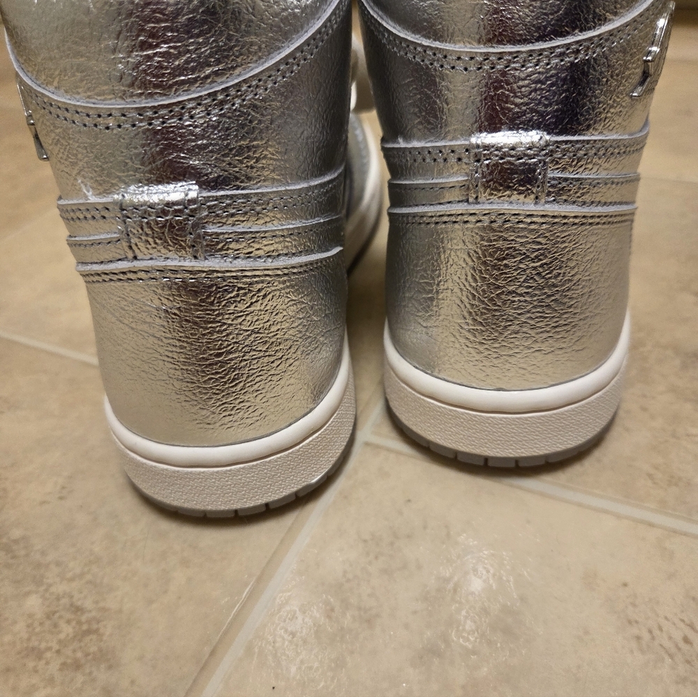 Women's Air Jordan 1 Retro High OG 'Chrome' - Metallic Silver/Photon Dust - Picture 7 of 11